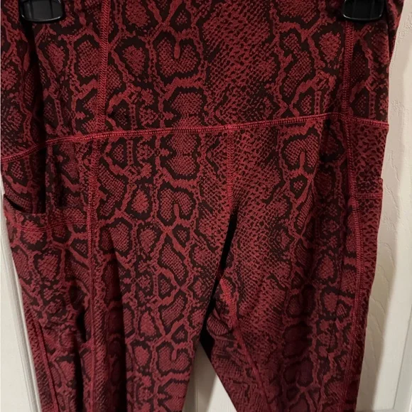 ❣️❄️Champion Burgundy Snake Pattern Leggings - Picture 2 of 4